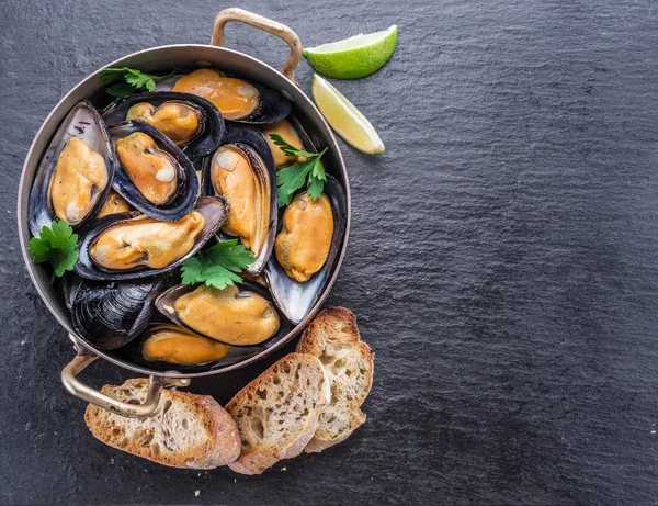 Midye grafit zemin üzerine bakır tavada.