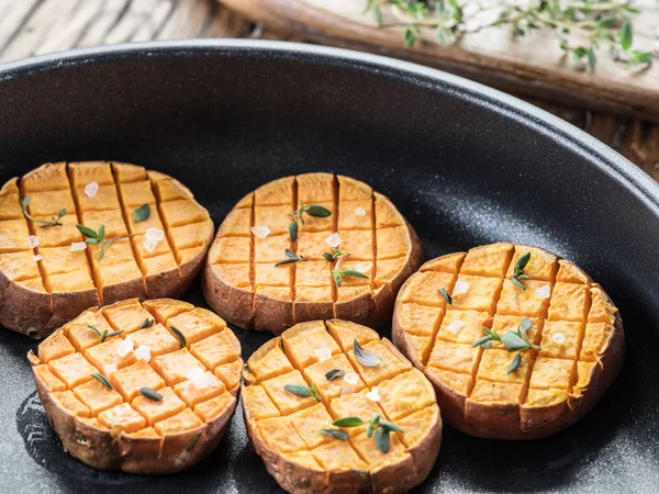 Batata assada na frigideira . — Fotografia de Stock