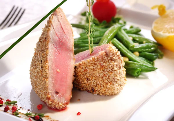 Cooked tuna covered sesame with french bean. — Stock Photo, Image