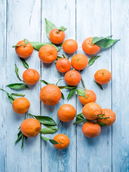 Ripe tangerines on wooden table. — Stock Photo, Image