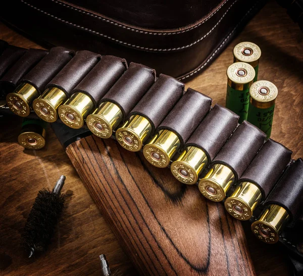 Pompa eylem av tüfeği, 12 kalibre kartuş ve av bıçağı.