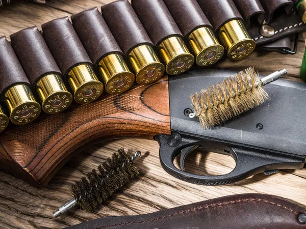 Escopeta de acción de la bomba, cartucho de 12 guajes y cuchillo de caza . — Foto de Stock