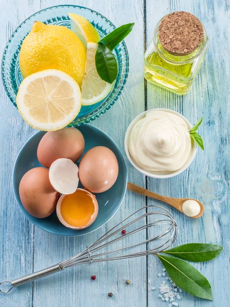 Natürliche Mayonnaise-Zutaten und die Sauce selbst. — kostenloses Stockfoto