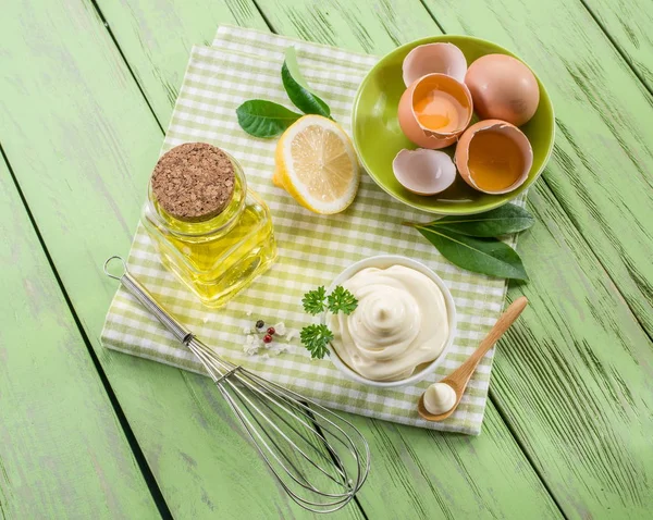 Mayonaise van natuurlijke ingrediënten en de saus zelf. — Stockfoto