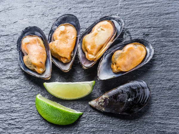 Mejillones sobre fondo de grafito . — Foto de Stock