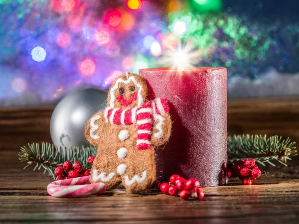 Cajas de regalo, velas y ventanas congeladas. Fondo de Navidad — Foto de Stock