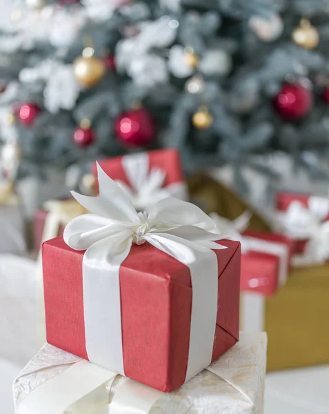 红色礼品盒和背景上的装饰的新年树. — 图库照片