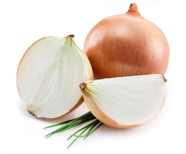 Kuru soğan ve beyaz bir arka plan üzerinde izole yeşil soğan. 