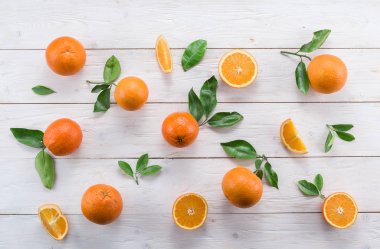 Beyaz ahşap masa üzerinde olgunlaşmış portakal.