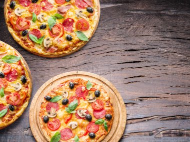 Taze domates ve otlar pizza. Üstten Görünüm.