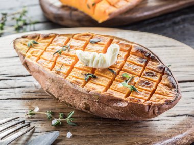 Eski ahşap masa üzerinde pişmiş soliman.rwash.