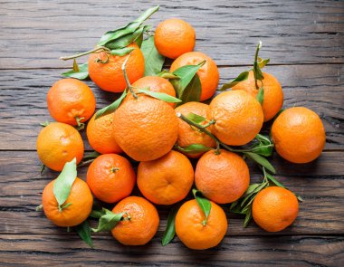 Ahşap masa üzerinde olgunlaşmış mandalina. 