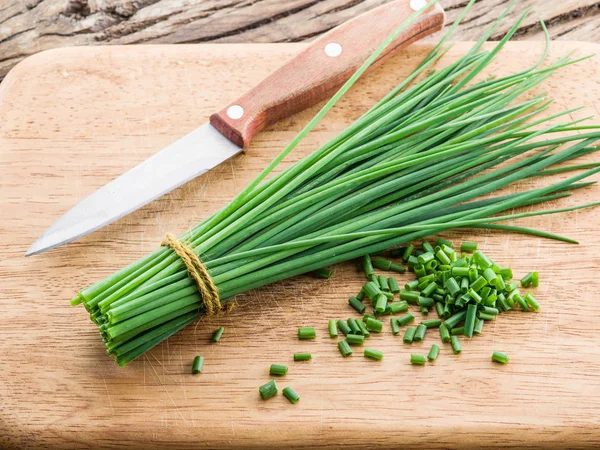 Oignon vert sur la table en bois . — Photo