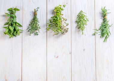 Ahşap masa üzerinde taze otlar.