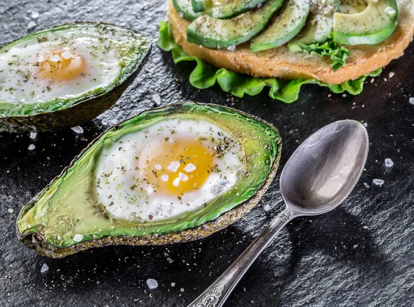 Sandwich de aguacate y huevo chiken respaldado en aguacate . —  Fotos de Stock