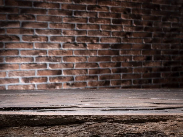 Antigua mesa vacía de madera y pared de ladrillo en el fondo . — Foto de Stock