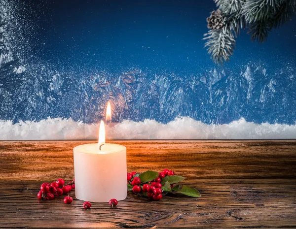 Χριστουγεννιάτικο κερί φωτός και κατεψυγμένα παράθυρο. Χριστουγεννιάτικο φόντο. — Φωτογραφία Αρχείου