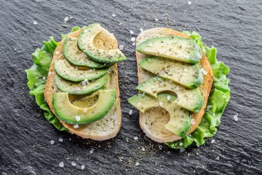 Avokado sandvish. Üstten Görünüm.