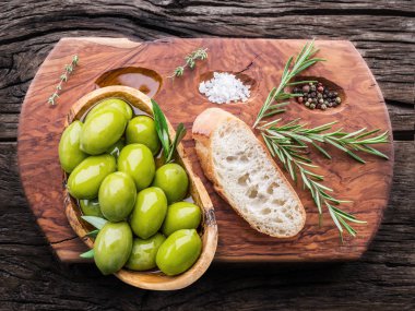 Ciabatta zeytin ve baharat üzerinde ahşap hizmet ile dilim 
