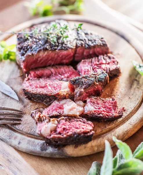 Bistecca di Ribeye o bistecca di manzo media rara . — Foto Stock