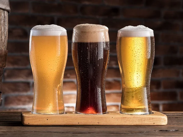 Glazen bier op de houten tafel. — Stockfoto