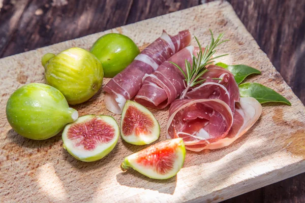 Frutos de figo maduros e bacon ou presunto. Alimentos para acompanhar o d — Fotografia de Stock