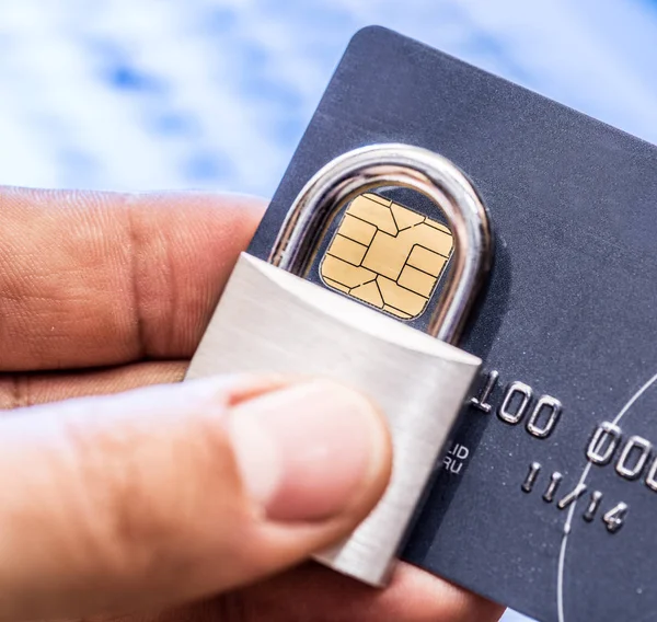 Πιστωτικές κάρτες και simle μηχανική κλειδαριά. — Φωτογραφία Αρχείου