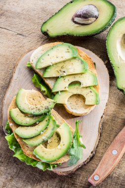 Avokado sandvish. Üstten Görünüm.