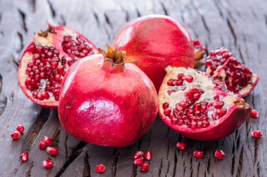 Ahşap zemin üzerinde olgun nar meyveleri.