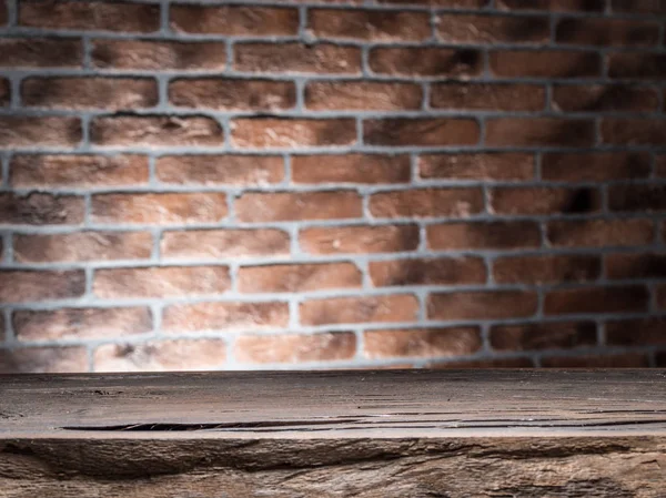 Antigua mesa vacía de madera y pared de ladrillo en el fondo . — Foto de Stock