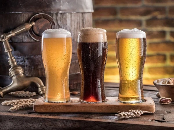 Copos de cerveja e barril de cerveja na mesa de madeira. Cervejeiro artesanal — Fotografia de Stock