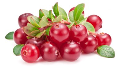 Olgun kızılcık ve beyaz zemin üzerine yeşil yaprakları.