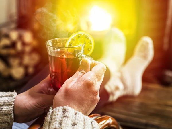 Vino rimuginato caldo e libro in mani di donna. Rilassarsi di fronte a bu — Foto Stock