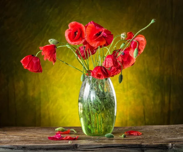 Bukiet kwiatów maku w wazonie na drewnianym stole. — Zdjęcie stockowe