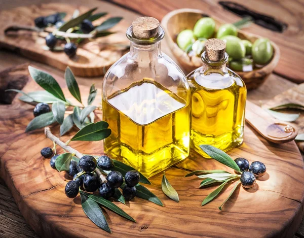 Olivolja och bär är på oliv trä facket. — Stockfoto