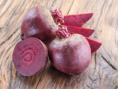 Kırmızı pancar veya pancar ahşap tablo.