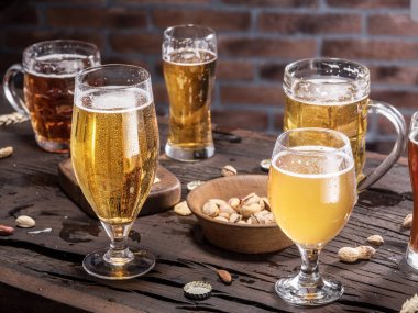 Gözlük bira ve ahşap masa snacks.