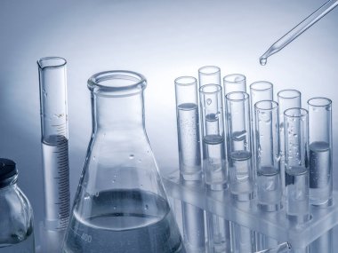 Farklı laboratuvar şişeler ve Züccaciye Mağazaları. 