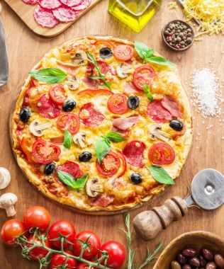 Pizza ve malzemeler. Gıda arka plan.