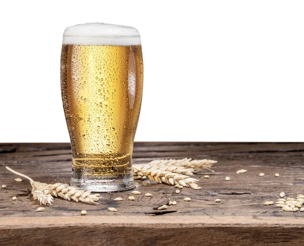 Bicchiere smerigliato di birra sul tavolo di legno . — Foto Stock