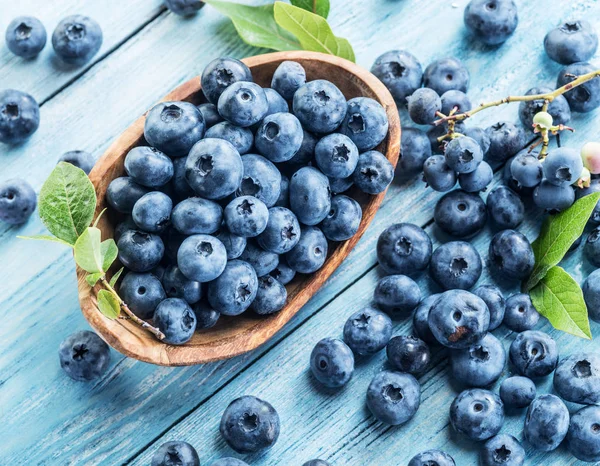 Blueberries in the wooden bowl on the table. — Stock Photo, Image
