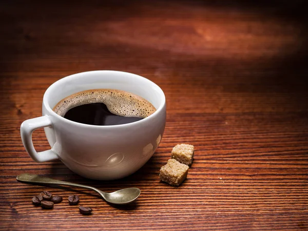 Kopje koffie op de houten tafel. — Stockfoto