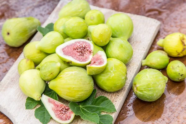 Figues mûres sur la table en bois . — Photo