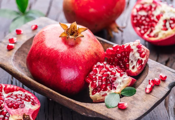 Reife Granatapfelfrüchte auf dem Holzgrund. — Stockfoto