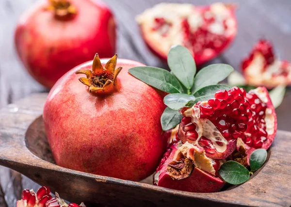 Ahşap zemin üzerinde olgun nar meyveleri.