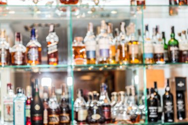 Bar raflarında renkli şişeler. Bulanık arkaplan.