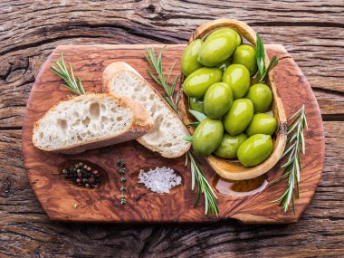 Ciabatta zeytin ve baharat üzerinde ahşap hizmet ile dilim 