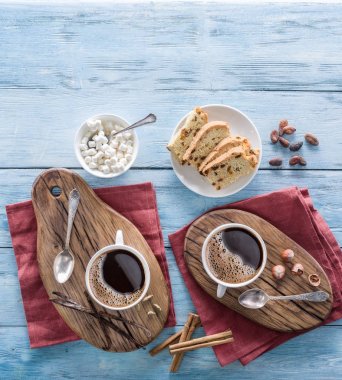 Bardak kahve ve eski mavi ahşap masa sweets. Üstten Görünüm