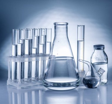 Farklı laboratuvar şişeler ve Züccaciye Mağazaları. 