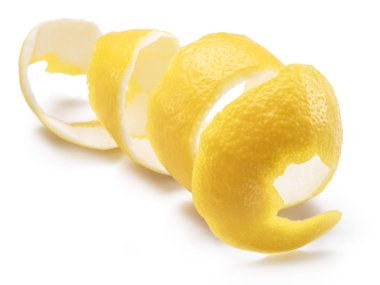 Limon kabuğu veya beyaz zemin üzerine limon twist. Yakın çekim.